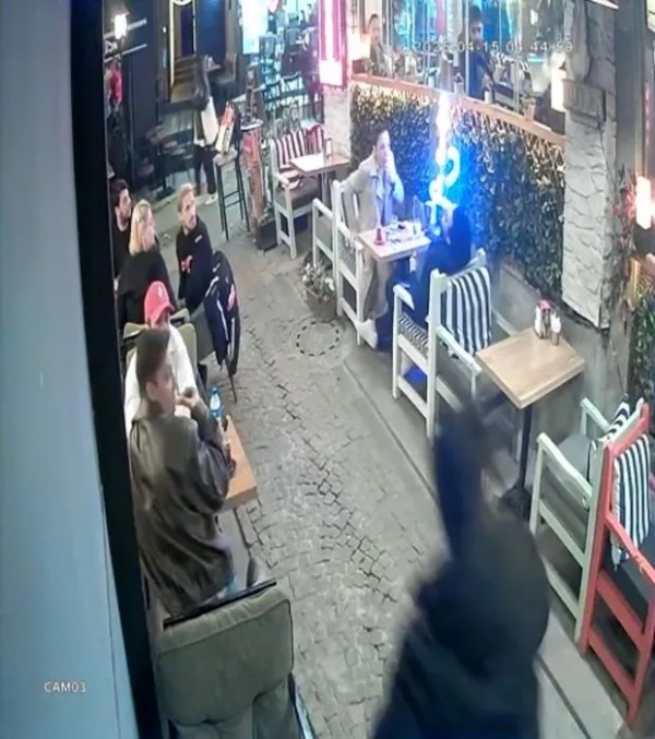 Beşiktaş'ın göbeğinde korkunç saldırı! Eşinin yanında ensesinden vuruldu!